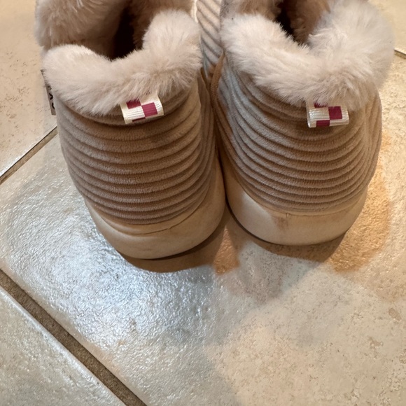 Cozy Women's Fur-Lined Slippers - Picture 2 of 5